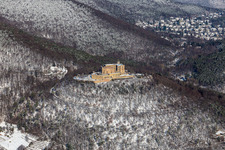 Vue aérienne de Vue aérienne d'hiver dans la neige du château de Hambach à le quartier Diedesfeld in Neustadt an der Weinstraße dans le département Rhénanie-Palatinat, Allemagne