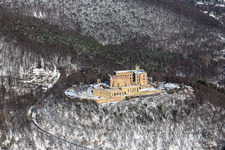 Vue aérienne de Vue aérienne hivernale sous la neige du château de Hambach à le quartier Diedesfeld in Neustadt an der Weinstraße dans le département Rhénanie-Palatinat, Allemagne