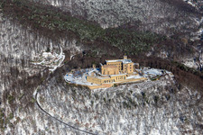 Vue aérienne de Vue aérienne hivernale sous la neige du château de Hambach à le quartier Diedesfeld in Neustadt an der Weinstraße dans le département Rhénanie-Palatinat, Allemagne