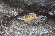 Vue aérienne de Vue aérienne hivernale sous la neige du château de Hambach à le quartier Diedesfeld in Neustadt an der Weinstraße dans le département Rhénanie-Palatinat, Allemagne