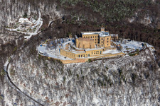 Vue aérienne de Complexe du château enneigé en hiver du "Hambacher Schloss". à le quartier Diedesfeld in Neustadt an der Weinstraße dans le département Rhénanie-Palatinat, Allemagne