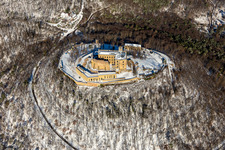 Photographie aérienne de Complexe du château enneigé en hiver du "Hambacher Schloss". à le quartier Diedesfeld in Neustadt an der Weinstraße dans le département Rhénanie-Palatinat, Allemagne