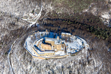 Vue oblique de Complexe du château enneigé en hiver du "Hambacher Schloss". à le quartier Diedesfeld in Neustadt an der Weinstraße dans le département Rhénanie-Palatinat, Allemagne