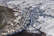 Vue aérienne de Vue aérienne d'hiver dans la neige à le quartier Hambach an der Weinstraße in Neustadt an der Weinstraße dans le département Rhénanie-Palatinat, Allemagne