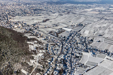 Vue aérienne de Vue aérienne d'hiver dans la neige à le quartier Hambach an der Weinstraße in Neustadt an der Weinstraße dans le département Rhénanie-Palatinat, Allemagne