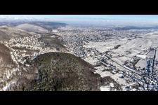 Vue aérienne de Vue aérienne d'hiver dans la neige à Neustadt an der Weinstraße dans le département Rhénanie-Palatinat, Allemagne