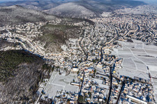 Vue aérienne de Vue aérienne d'hiver dans la neige à le quartier Hambach an der Weinstraße in Neustadt an der Weinstraße dans le département Rhénanie-Palatinat, Allemagne