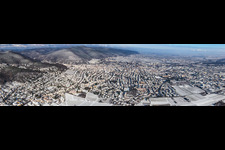 Vue aérienne de Vue aérienne panoramique d'hiver dans la neige à Neustadt an der Weinstraße dans le département Rhénanie-Palatinat, Allemagne