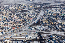 Vue aérienne de Vue aérienne d'hiver dans la neige du Gleisdreieck à Neustadt an der Weinstraße dans le département Rhénanie-Palatinat, Allemagne