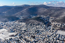 Vue aérienne de Vue aérienne d'hiver dans la neige à le quartier Hambach an der Weinstraße in Neustadt an der Weinstraße dans le département Rhénanie-Palatinat, Allemagne