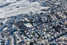 Vue aérienne de Vue aérienne hivernale sous la neige Grünwiesenweg à Neustadt an der Weinstraße dans le département Rhénanie-Palatinat, Allemagne
