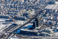 Vue aérienne de Vue aérienne d'hiver dans la neige Deutsche Telekom à Neustadt an der Weinstraße dans le département Rhénanie-Palatinat, Allemagne
