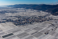 Vue aérienne de Vue aérienne d'hiver dans la neige à le quartier Diedesfeld in Neustadt an der Weinstraße dans le département Rhénanie-Palatinat, Allemagne