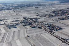 Vue aérienne de Vue aérienne d'hiver dans la zone industrielle de neige de Bordmühle à Kirrweiler dans le département Rhénanie-Palatinat, Allemagne