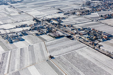 Vue aérienne de Vue aérienne d'hiver dans la zone industrielle de neige de Bordmühle à Kirrweiler dans le département Rhénanie-Palatinat, Allemagne