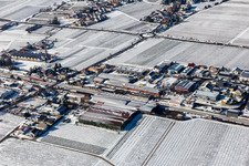 Vue aérienne de Vue aérienne d'hiver dans la zone industrielle de neige de Bordmühle à Kirrweiler dans le département Rhénanie-Palatinat, Allemagne