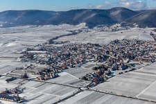 Vue aérienne de Vue aérienne d'hiver dans la neige à Maikammer dans le département Rhénanie-Palatinat, Allemagne