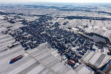 Vue aérienne de Vue aérienne d'hiver dans la neige avec un étang de château à Kirrweiler dans le département Rhénanie-Palatinat, Allemagne