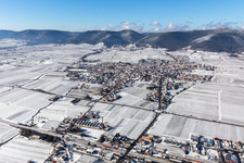 Vue aérienne de Vue aérienne d'hiver dans la neige à le quartier Alsterweiler in Maikammer dans le département Rhénanie-Palatinat, Allemagne