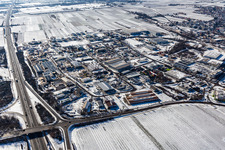 Vue aérienne de Zone industrielle et commerciale enneigée en hiver à l'est avec dreiso GmbH Dreißigacker & Sohn à Edenkoben dans le département Rhénanie-Palatinat, Allemagne