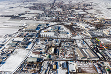 Vue aérienne de Zone industrielle et commerciale enneigée en hiver à l'est avec dreiso GmbH Dreißigacker & Sohn et ArcelorMittal SSC Deutschland GmbH, succursale Edenkoben à Edenkoben dans le département Rhénanie-Palatinat, Allemagne