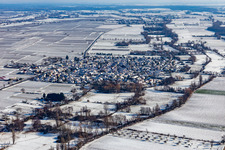 Vue aérienne de Vue aérienne d'hiver dans la neige à Venningen dans le département Rhénanie-Palatinat, Allemagne