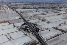 Vue aérienne de Aire d'autoroute enneigée en hiver sur la voie de circulation et les directions du BAB Serways Pfälzer Weinstrasse à Edesheim dans le département Rhénanie-Palatinat, Allemagne
