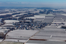 Vue aérienne de Vue aérienne d'hiver sous la neige à Großfischlingen dans le département Rhénanie-Palatinat, Allemagne