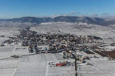 Vue aérienne de Vue aérienne d'hiver dans la neige à Edesheim dans le département Rhénanie-Palatinat, Allemagne