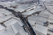Vue aérienne de Vue aérienne d'hiver dans la neige Sortie autoroute Landau Nord à le quartier Dammheim in Landau in der Pfalz dans le département Rhénanie-Palatinat, Allemagne