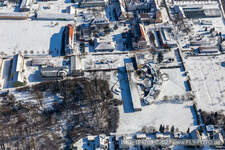 Vue aérienne de Vue aérienne hivernale dans la neige du Centre de jeunesse St. Josef et du Centre de soutien Caritas Laurentius et Paul à le quartier Queichheim in Landau in der Pfalz dans le département Rhénanie-Palatinat, Allemagne