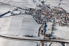 Vue aérienne de Vue aérienne d'hiver dans la neige à Impflingen dans le département Rhénanie-Palatinat, Allemagne