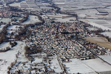 Vue aérienne de Vue aérienne d'hiver dans la neige Billigheim à le quartier Billigheim in Billigheim-Ingenheim dans le département Rhénanie-Palatinat, Allemagne