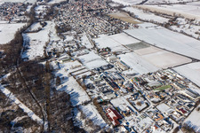 Vue aérienne de Vue aérienne d'hiver dans la zone industrielle de neige Billigheim à le quartier Billigheim in Billigheim-Ingenheim dans le département Rhénanie-Palatinat, Allemagne