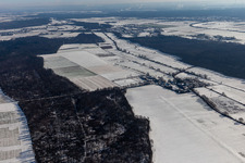 Vue aérienne de Vue aérienne d'hiver dans la neige Palatino Ranch à Steinweiler dans le département Rhénanie-Palatinat, Allemagne