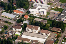 Enregistrement par drone de Ittersbach, zone industrielle à le quartier Im Stockmädle in Karlsbad dans le département Bade-Wurtemberg, Allemagne