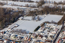 Vue aérienne de Vue aérienne hivernale du terrain de sport enneigé à Winden dans le département Rhénanie-Palatinat, Allemagne