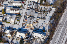 Vue aérienne de Vue aérienne d'hiver dans la neige depuis Im Rosengarten à Winden dans le département Rhénanie-Palatinat, Allemagne
