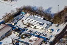 Vue aérienne de Photographie aérienne hivernale sous la neige de l'atelier de réparation automobile Peter Thürwächter à Winden dans le département Rhénanie-Palatinat, Allemagne