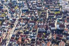 Vue aérienne de Petruskirche et Hindenburgstr à Renningen dans le département Bade-Wurtemberg, Allemagne