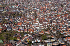 Vue aérienne de Vue de la ville depuis le sud avec l'église Saint-Pierre à Renningen dans le département Bade-Wurtemberg, Allemagne
