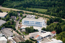 Enregistrement par drone de Ittersbach, zone industrielle à le quartier Im Stockmädle in Karlsbad dans le département Bade-Wurtemberg, Allemagne