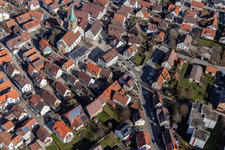 Vue aérienne de Église Saint-Pierre et rue Weil der Städter à Renningen dans le département Bade-Wurtemberg, Allemagne