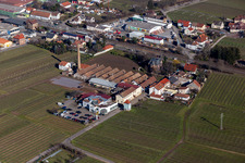 Vue aérienne de Concessionnaire automobile Schreieck, cave Albert Götz à Kirrweiler dans le département Rhénanie-Palatinat, Allemagne