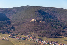 Enregistrement par drone de Château de Hambach à le quartier Diedesfeld in Neustadt an der Weinstraße dans le département Rhénanie-Palatinat, Allemagne