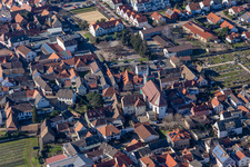 Vue aérienne de Église catholique Saint-Rémi à le quartier Diedesfeld in Neustadt an der Weinstraße dans le département Rhénanie-Palatinat, Allemagne