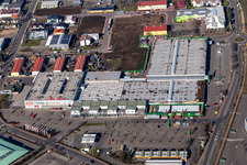 Vue aérienne de Media Markt et magasin de bricolage Globus à Neustadt an der Weinstraße dans le département Rhénanie-Palatinat, Allemagne