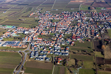 Vue aérienne de Vue sur la commune en bordure de champs agricoles et de zones agricoles à le quartier Niederkirchen in Niederkirchen bei Deidesheim dans le département Rhénanie-Palatinat, Allemagne