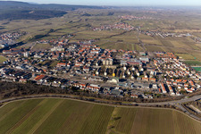 Vue aérienne de Rue de Mannheim à le quartier Pfeffingen in Bad Dürkheim dans le département Rhénanie-Palatinat, Allemagne