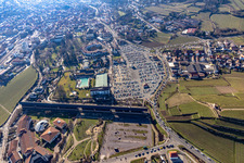 Vue aérienne de Bâtiment de remise des diplômes, piscine de loisirs Salinarium à le quartier Pfeffingen in Bad Dürkheim dans le département Rhénanie-Palatinat, Allemagne